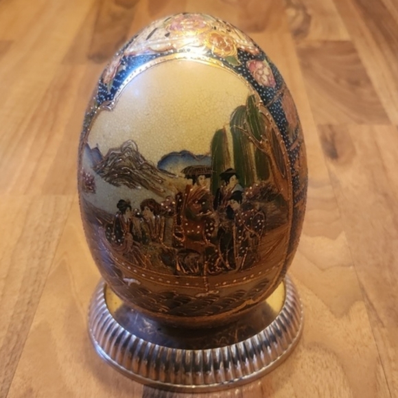 Satsuma Geisha Large Porcelain Egg with Golden Brass Platform Base - Picture 1 of 16